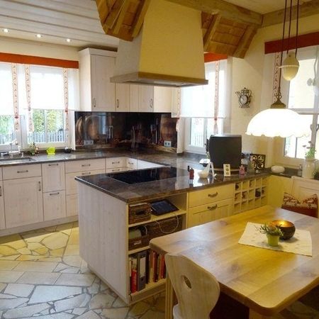 Küche mit Granitplatte